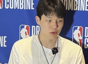 九游体育官网-关于杨瀚森NBA新定妆照发布：身披开拓者16号红袍，张开双臂迎接新赛季的信息