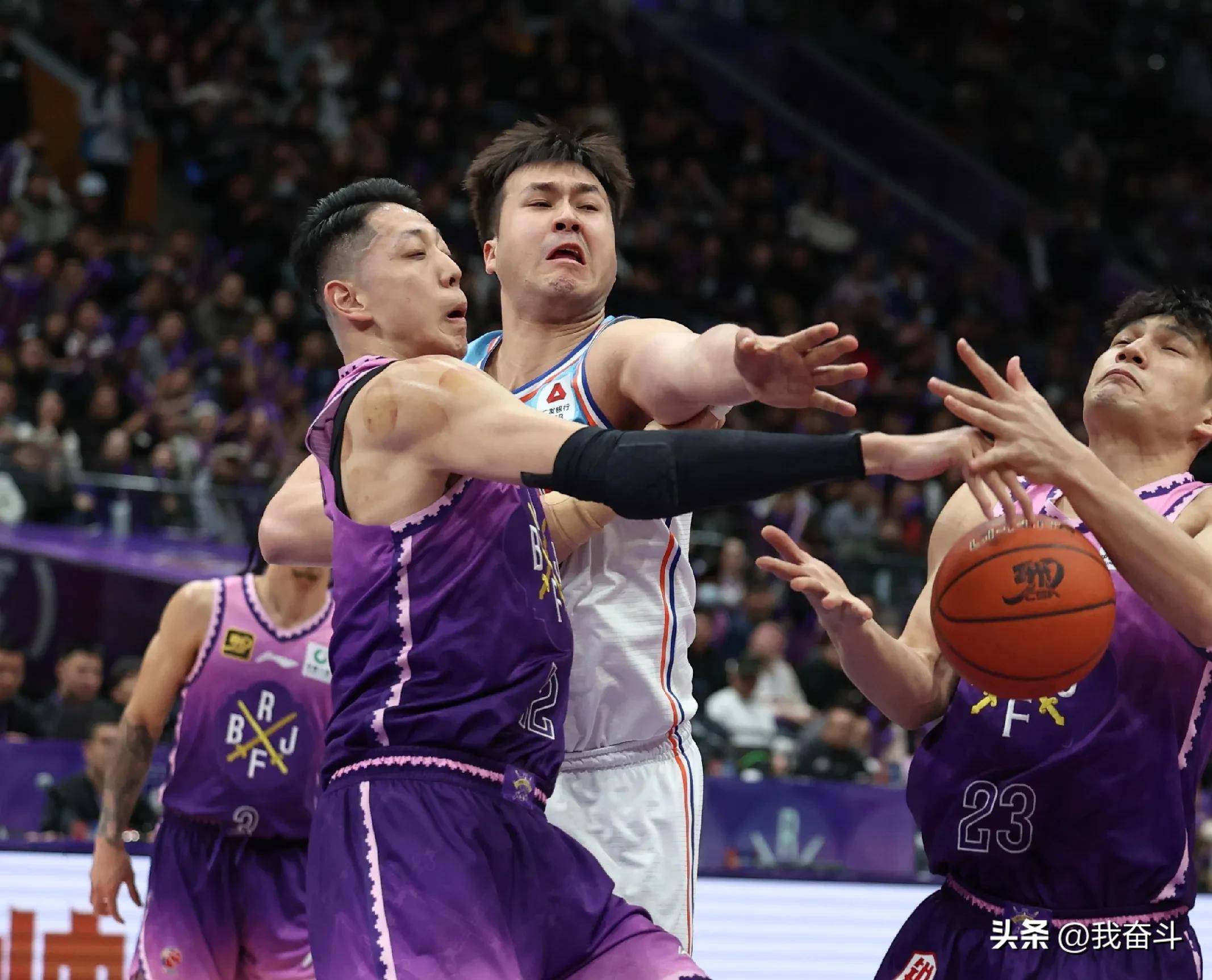 北京男篮精彩绝伦，强势击败山西队(北京男篮精彩绝伦,强势击败山西队队员)