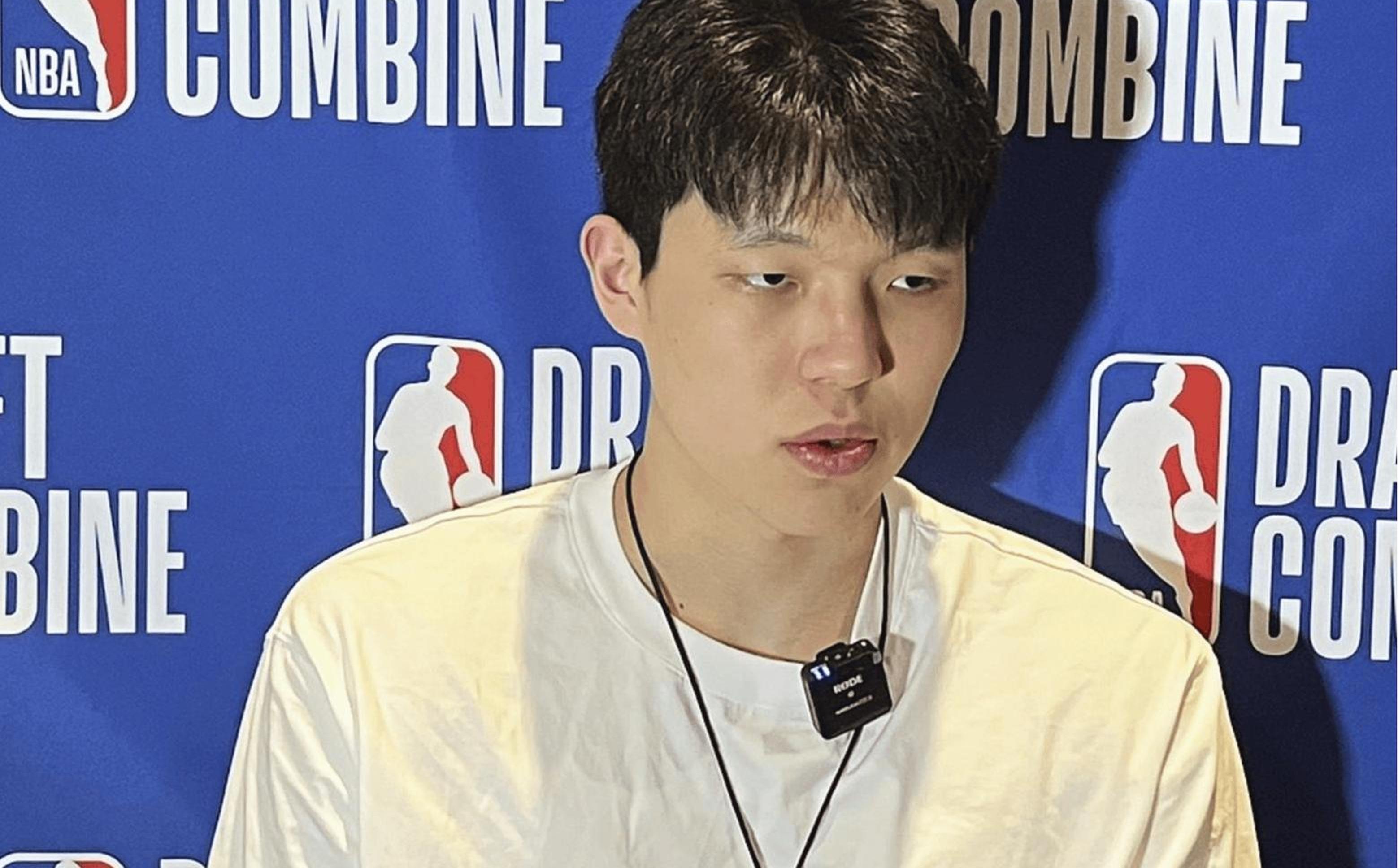 关于杨瀚森NBA新定妆照发布：身披开拓者16号红袍，张开双臂迎接新赛季的信息