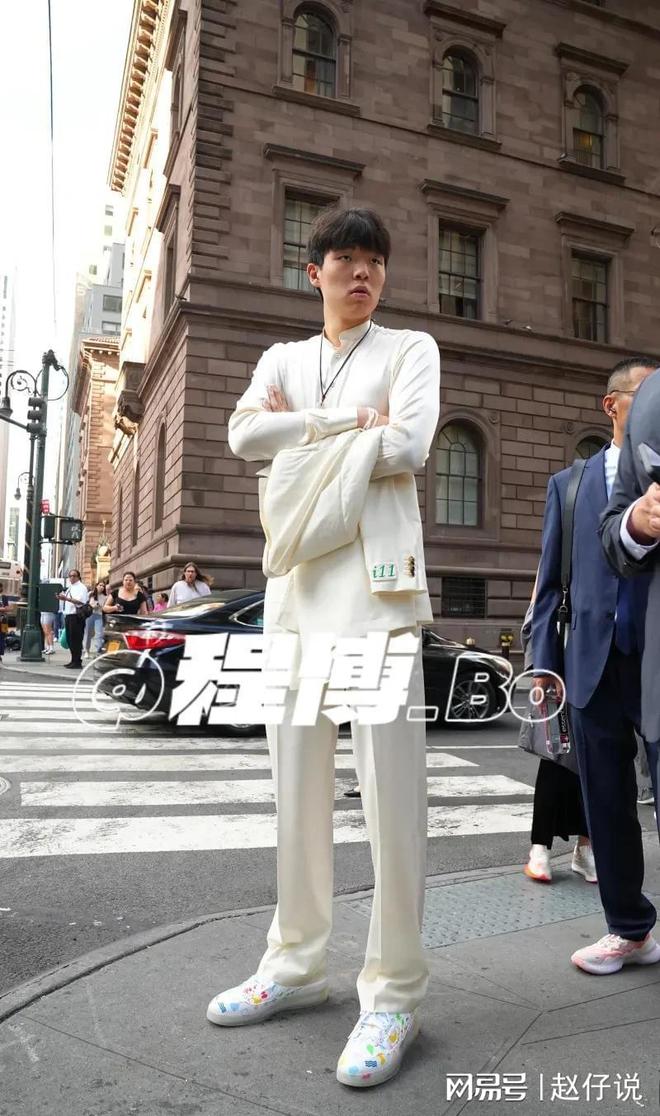 关于杨瀚森NBA新定妆照发布：身披开拓者16号红袍，张开双臂迎接新赛季的信息